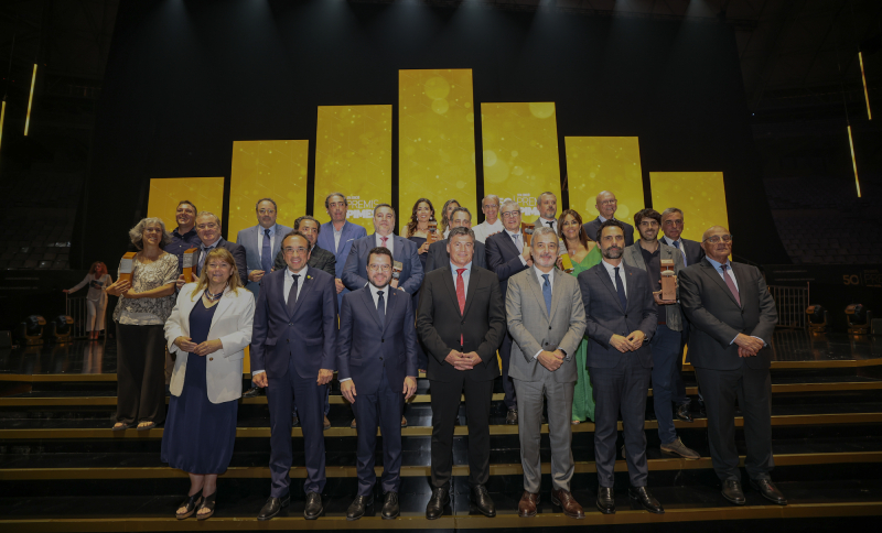 Foto de familia de todas las empresas premiadas junto a las autoridades asistentes. Fuente: PIMEC