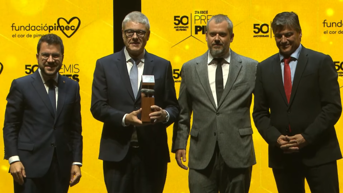 Albert Longan Y Daniel Vela De Dishelec 65 Recogen El Premio Pimes A La Pequeña Empresa Más Competitiva. Fuente: Premios Pimes